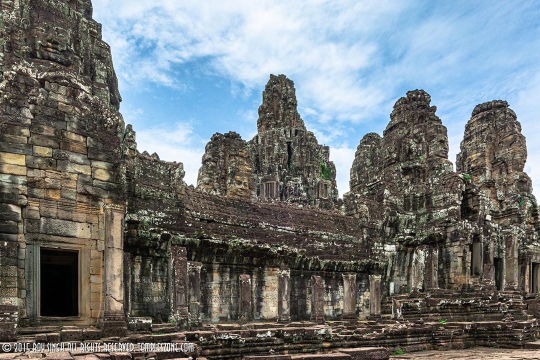 Prasat Bayon, the temple of serene face towers.

#prasatbayon 
#angkorthom 
#sea…